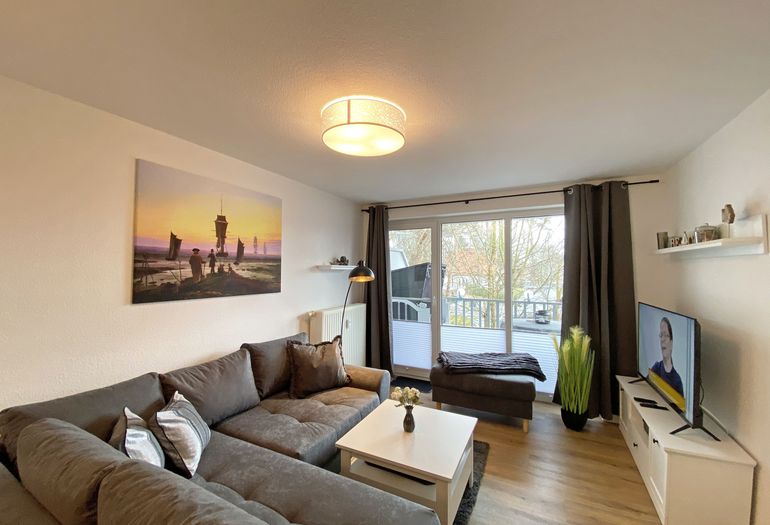 Wohnzimmer mit großzügiger Couch zum Entspannen