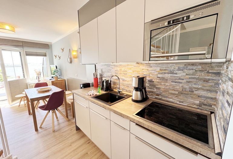 offene Küchenzeile mit allem was benötigt wird