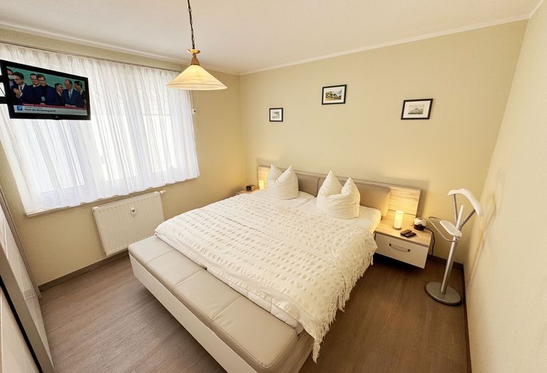 Schlafzimmer mit Doppelbett