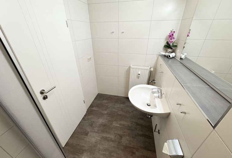 Badezimmer mit Waschbecken Badezimmer mit Waschbecken