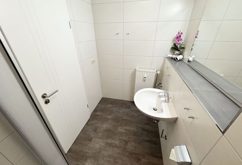 Badezimmer mit Waschbecken Badezimmer mit Waschbecken