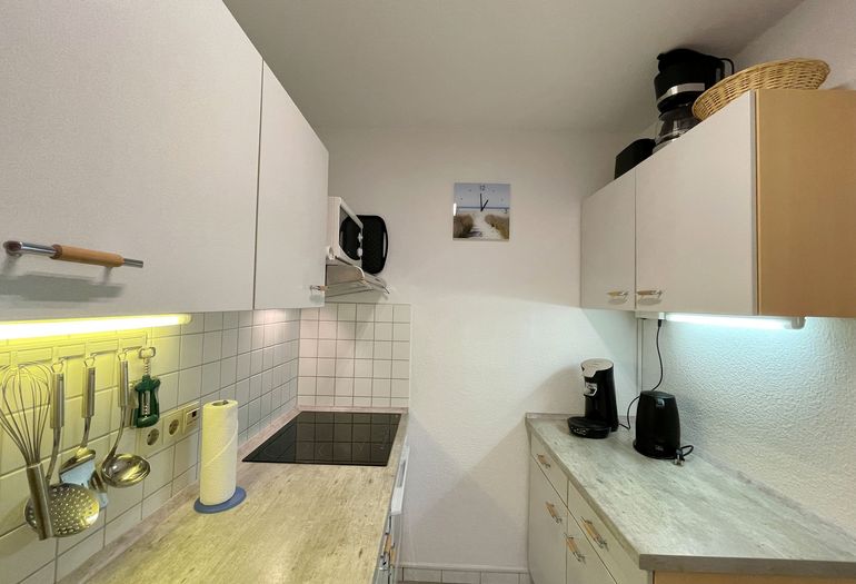 separate Küche mit Ceranfeld