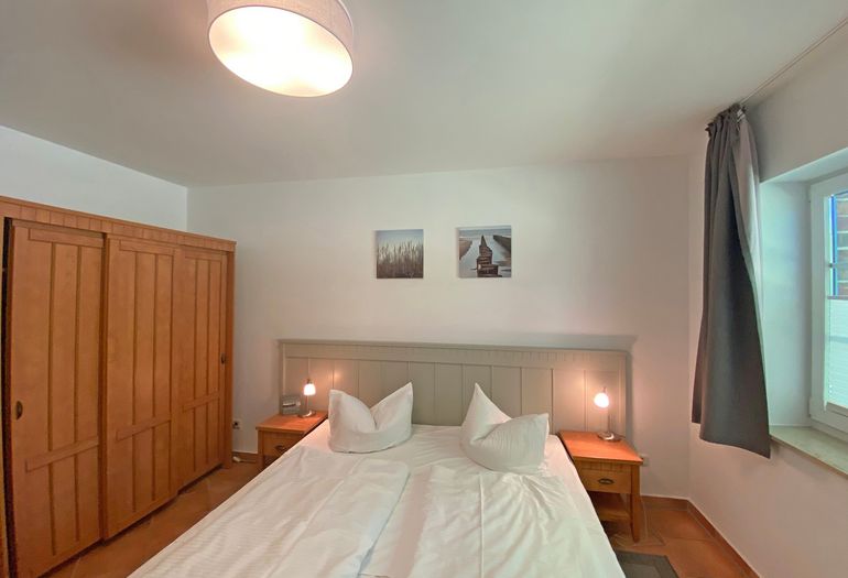 1.Schlafzimmer mit Kleiderschrank