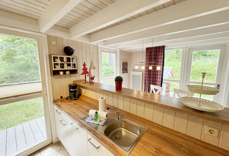 Küchenzeile mit Blick zum Essplatz Küchenzeile mit Blick zum Essplatz