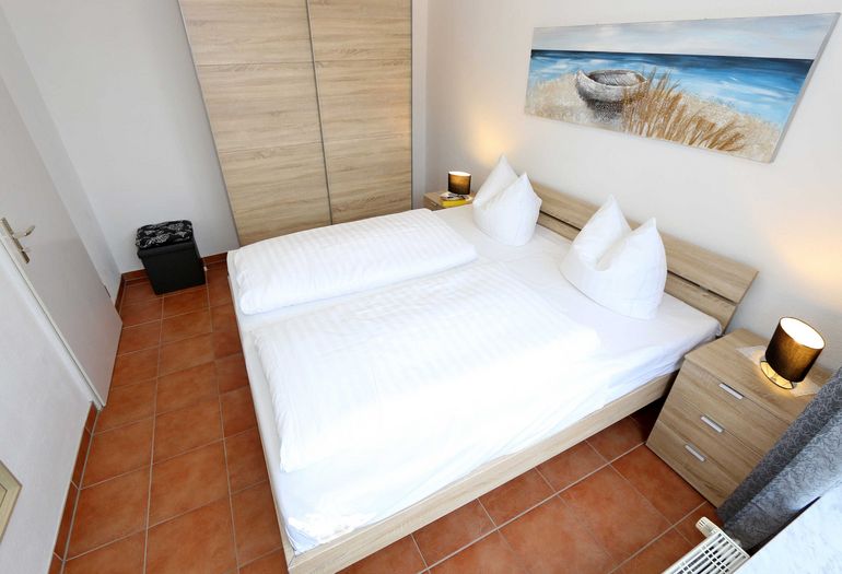 Schlafzimmer mit Kleiderschrank