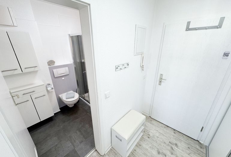 Eingangsbereich mit Blick in das innenliegende Badezimmer Eingangsbereich mit Blick in das innenliegende Badezimmer