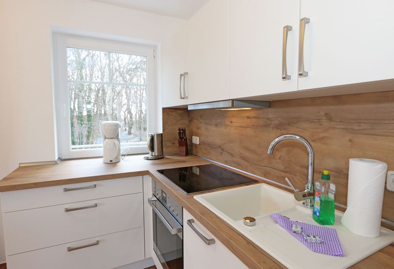 Helle und freundliche Küchenzeile mit modernen Küchengeräten Helle und freundliche Küchenzeile mit modernen Küchengeräten