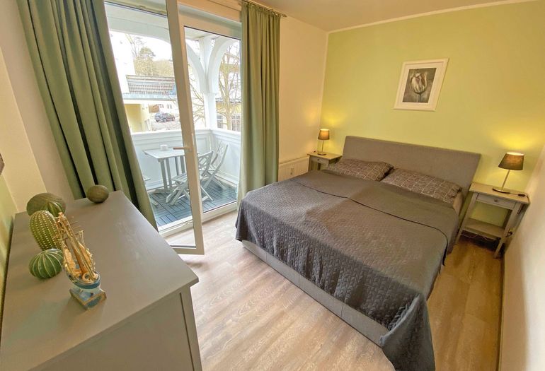 Schlafzimmer mit Kommode