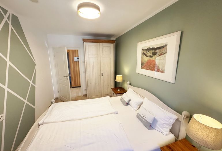 kleines Schlafzimmer mit Kleiderschrank