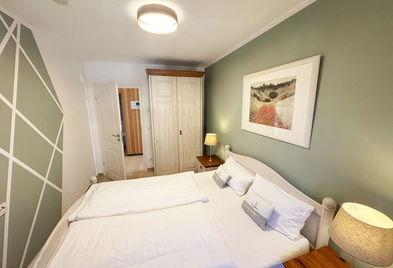 kleines Schlafzimmer mit Kleiderschrank