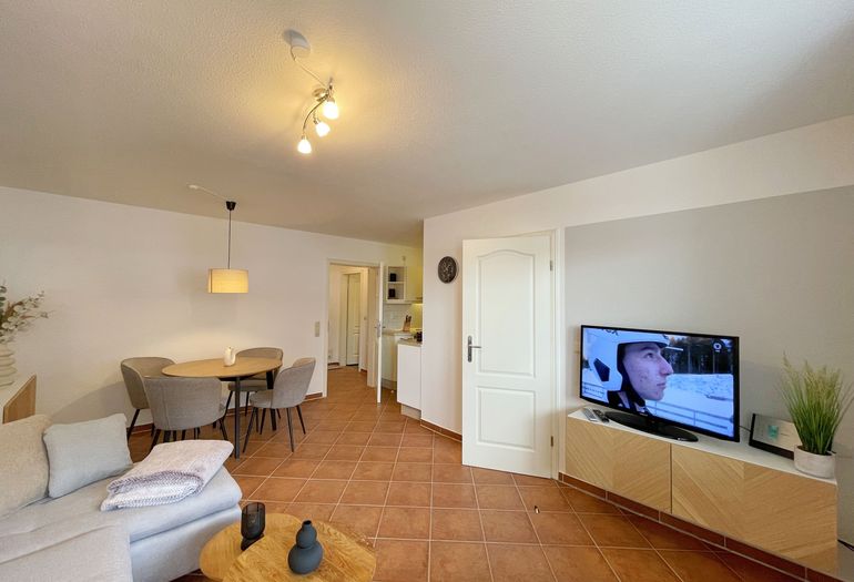 Blick zum Esstisch mit TV