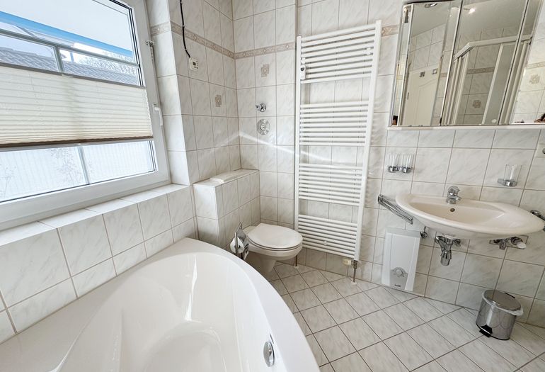 Badezimmer mit Dusche und Badewanne