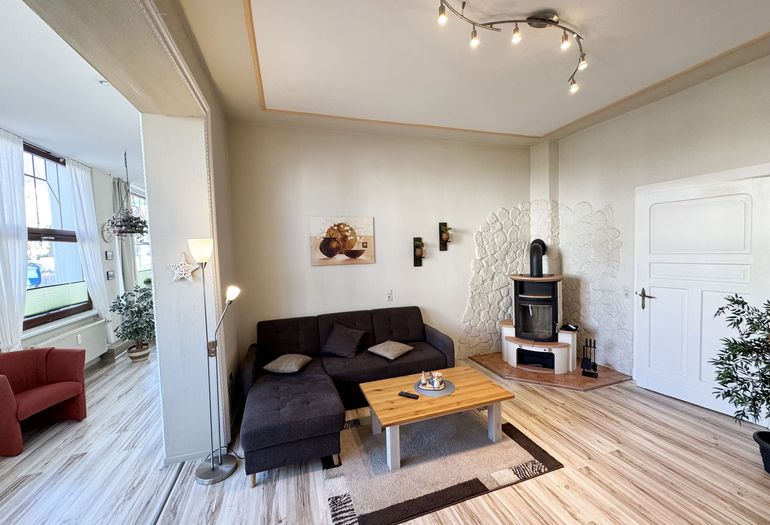 gemütliches Wohnzimmer mit Kamin