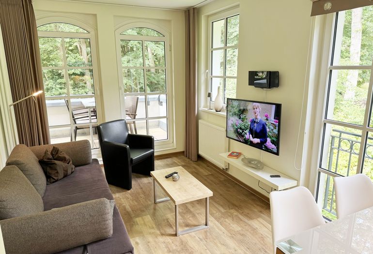 gemütlicher Wohnbereich mit Couch und Sessel