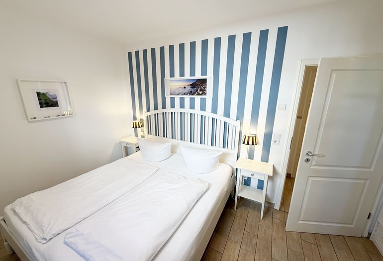 1. Schlafzimmer mit Doppelbett und Nachttischablagen 1. Schlafzimmer mit Doppelbett und Nachttischablagen