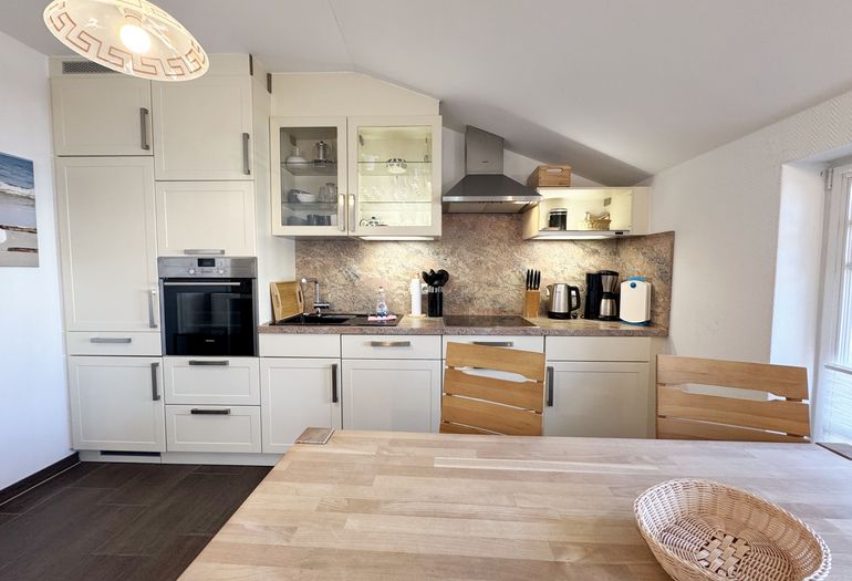 Küchenzeile mit diversen Küchenutensilien Küchenzeile mit diversen Küchenutensilien