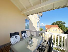Villa Bergfrieden - Whg. 07 mit Balkon & Meerblick