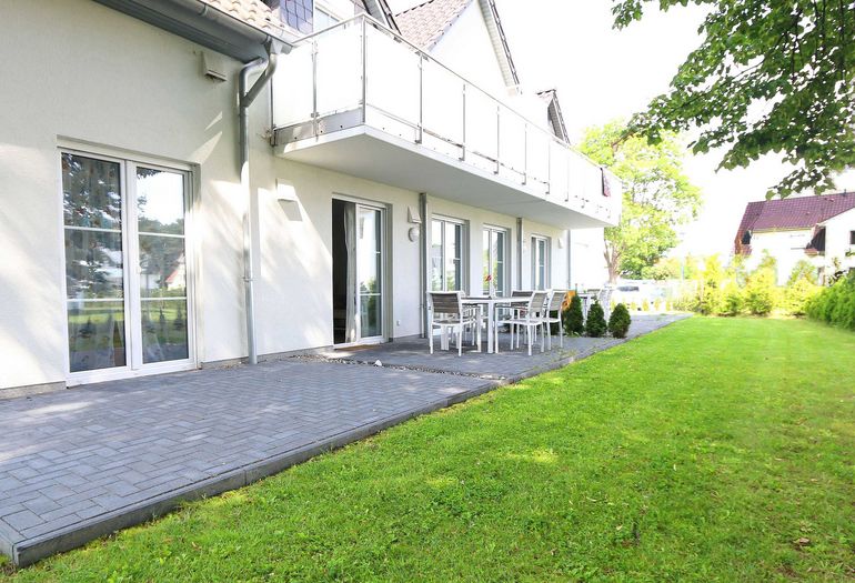 bestuhlte Terrasse mit Blick ins Grüne bestuhlte Terrasse mit Blick ins Grüne