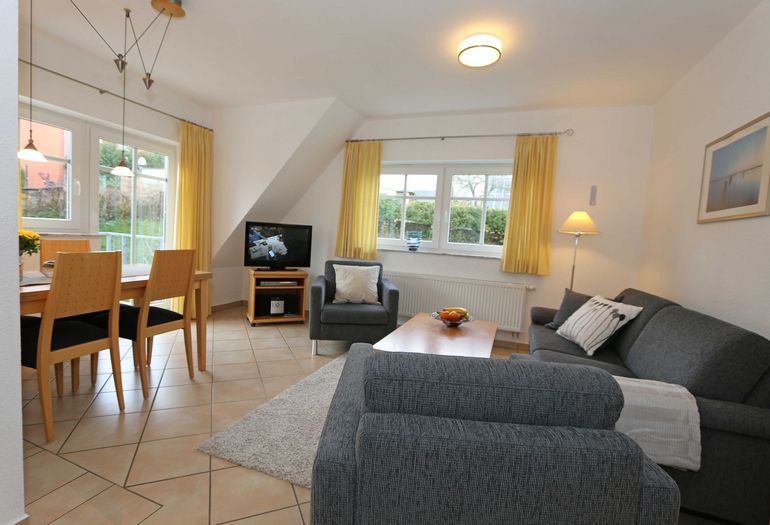 Wohnzimmer mit TV und Couch