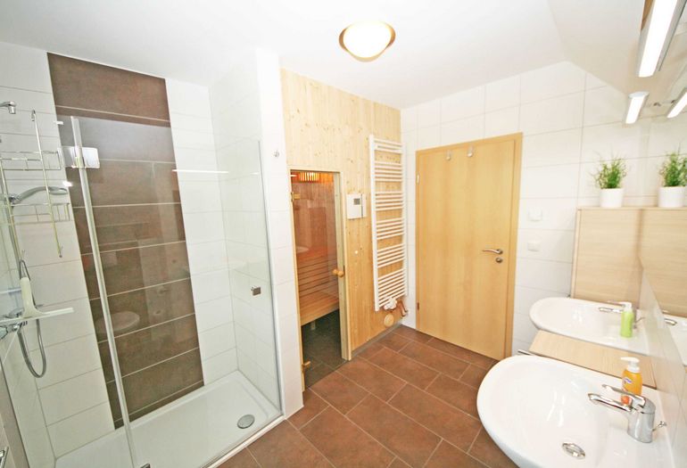 und 2 Waschbecken sind vorhanden