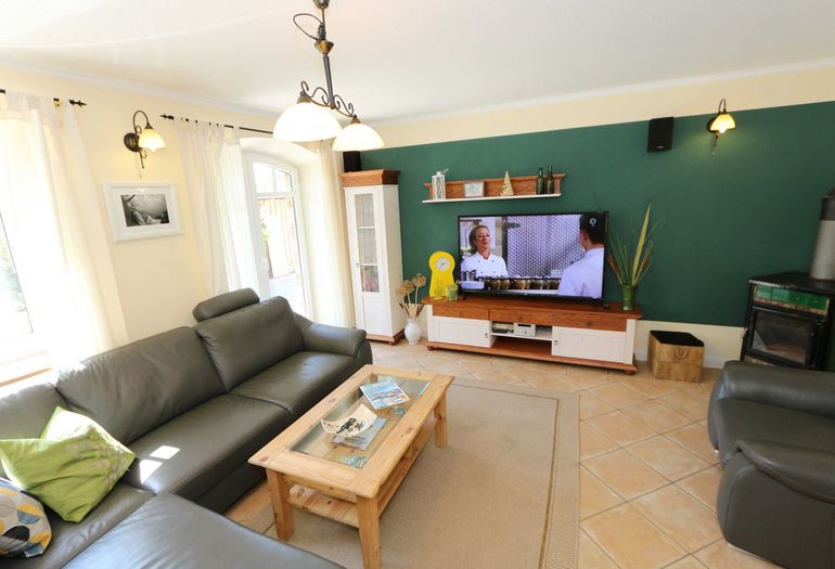 Wohnzimmer mit gemütlicher Couch