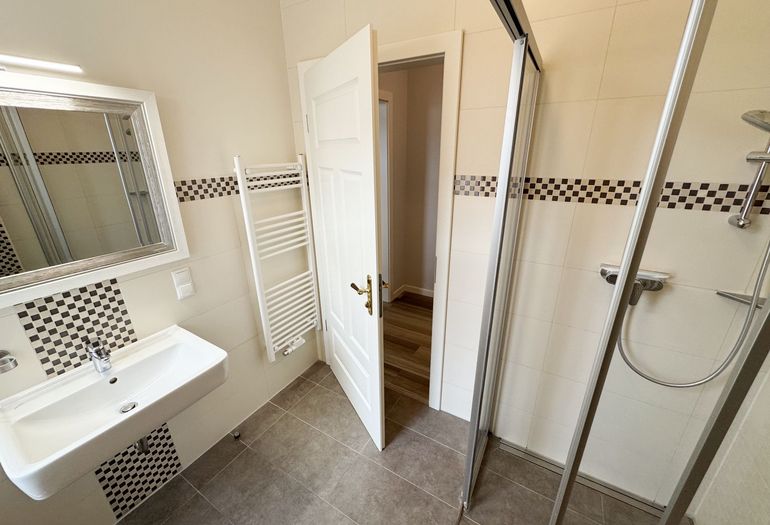 modernes Badezimmer mit Waschbecken modernes Badezimmer mit Waschbecken