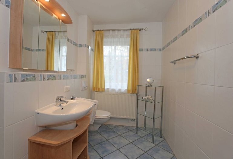 Badezimmer mit Waschbecken Badezimmer mit Waschbecken