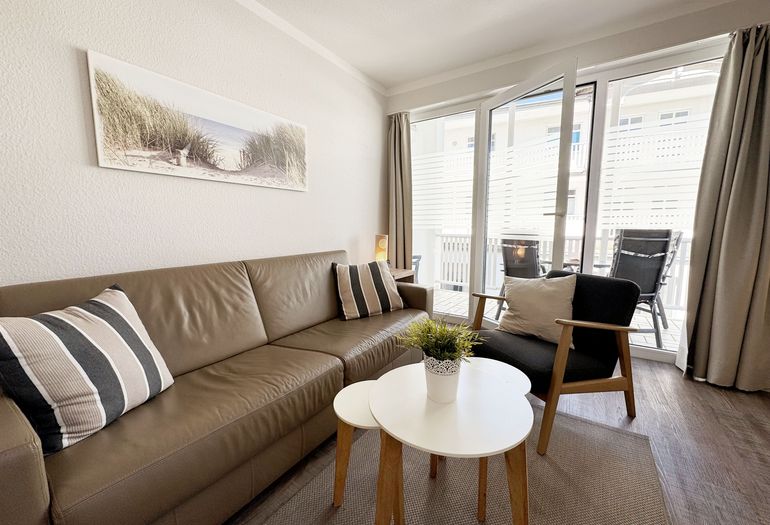 Wohnbereich mit Couch und Sessel Wohnbereich mit Couch und Sessel