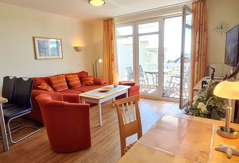 Wohnzimmer mit Couch und TV