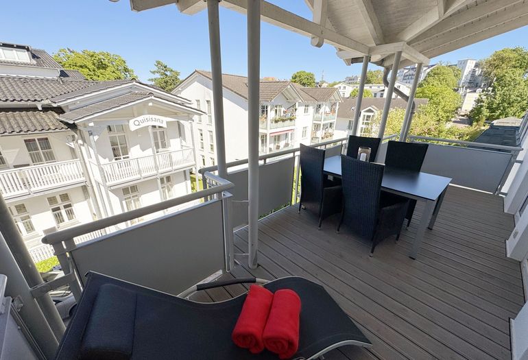 bestuhlter Balkon