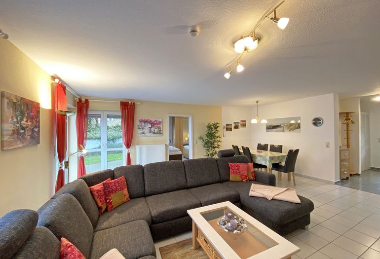 Wohnzimmer mit großer Couch Wohnzimmer mit großer Couch