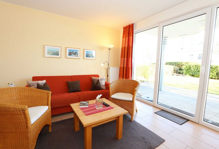 Wohnzimmer mit Couch und Sessel