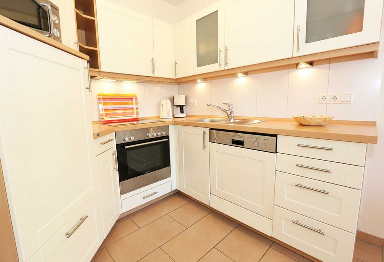 Küchenzeile mit allem was benötigt wird