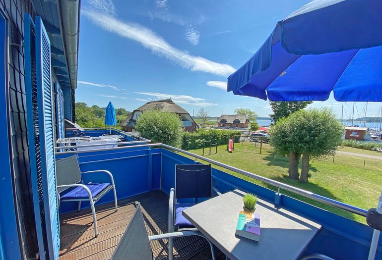 bestuhlter Balkon mit Sonnenschirm