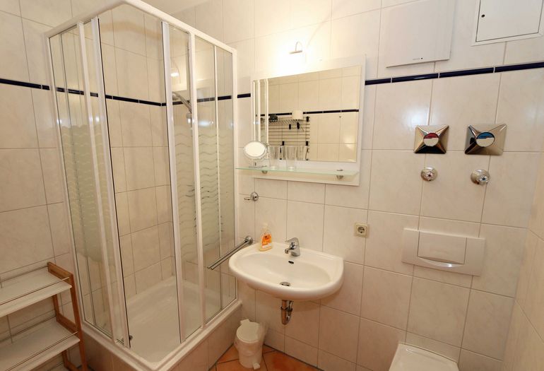Badezimmer mit Dusche und WC Badezimmer mit Dusche und WC