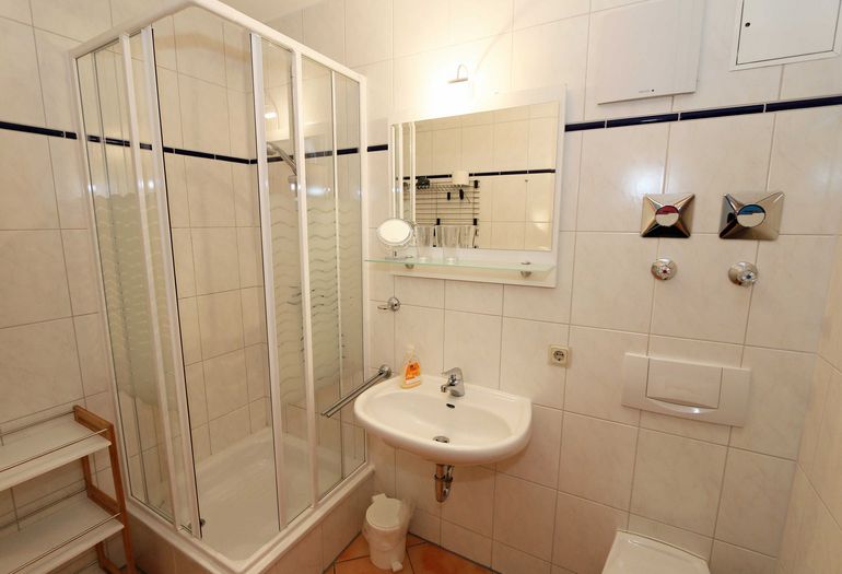 Badezimmer mit Dusche und WC Badezimmer mit Dusche und WC