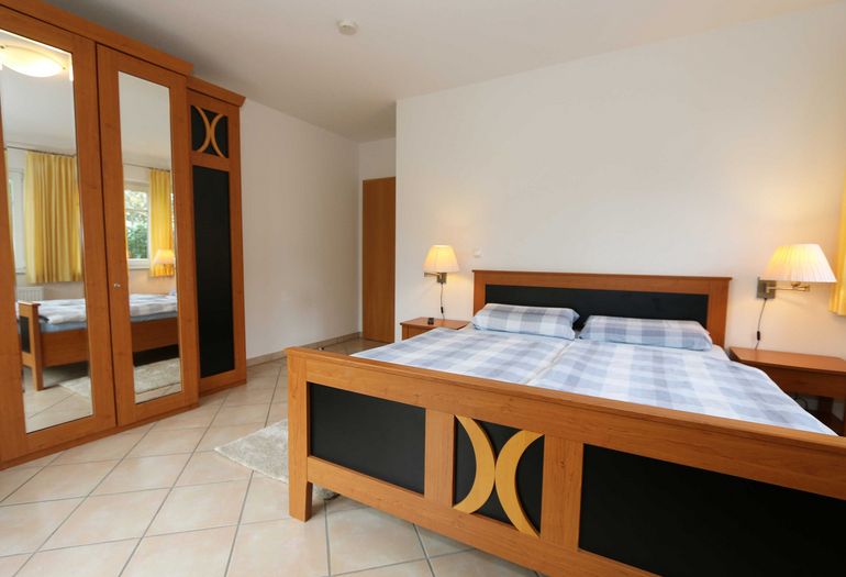 2. Schlafzimmer mit Doppelbett und TV