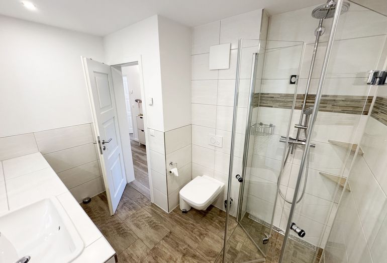innenliegendes Badezimmer mit ebenerdiger Dusche