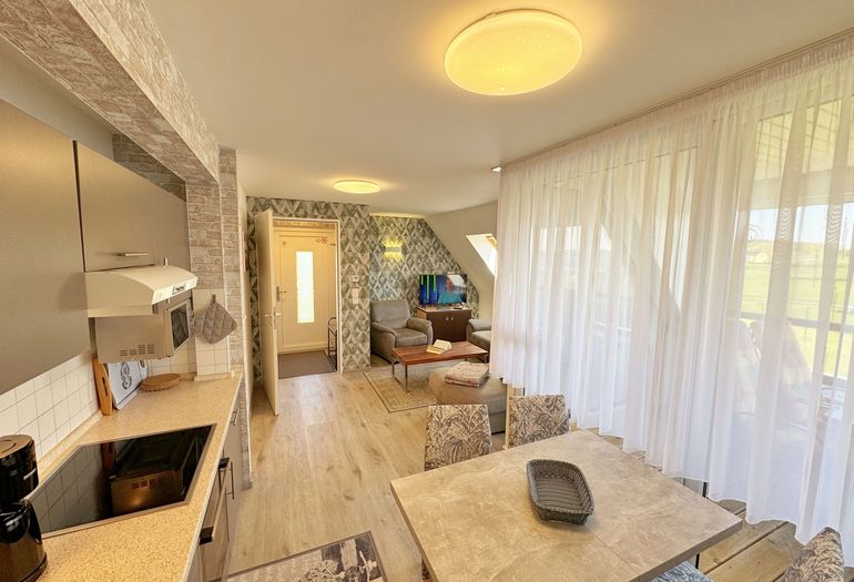 Wohn-/Essbereich mit Blick zum Eingang