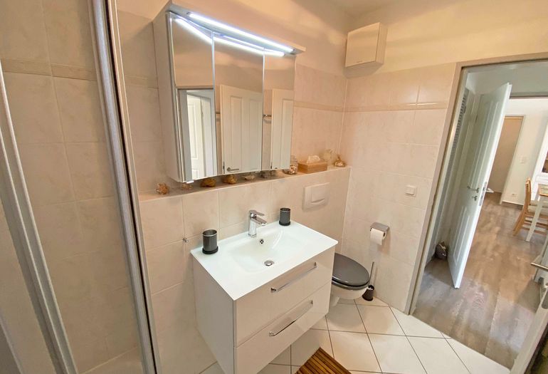 Badezimmer mit Dusche