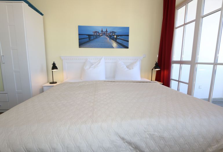 Schlafzimmer mit Doppelbett