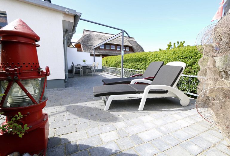 bestuhlte Terrasse mit Sonnenliegen