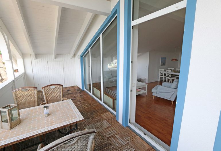 bestuhlter Balkon in ruhiger Lage