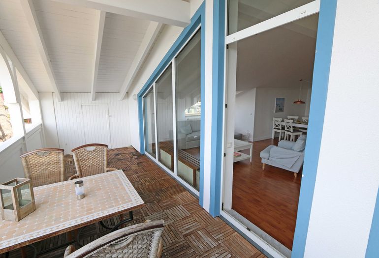 bestuhlter Balkon in ruhiger Lage