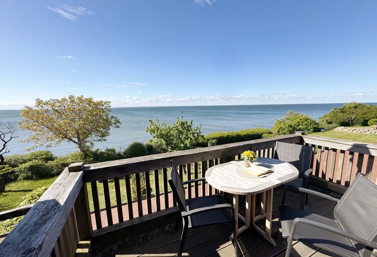 bestuhlter Balkon mit Blick auf die Ostsee bestuhlter Balkon mit Blick auf die Ostsee