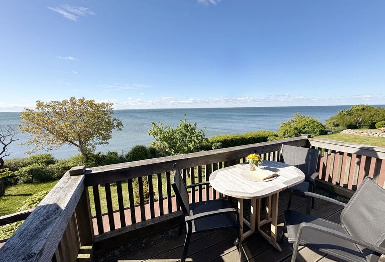 bestuhlter Balkon mit Blick auf die Ostsee