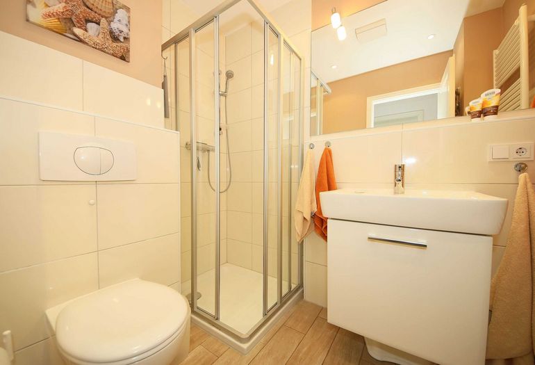 Badezimmer mit Dusche und WC Badezimmer mit Dusche und WC