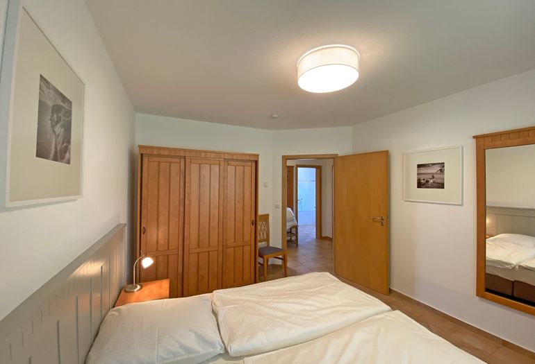 1. Schlafzimmer mit Kleiderschrank 1. Schlafzimmer mit Kleiderschrank