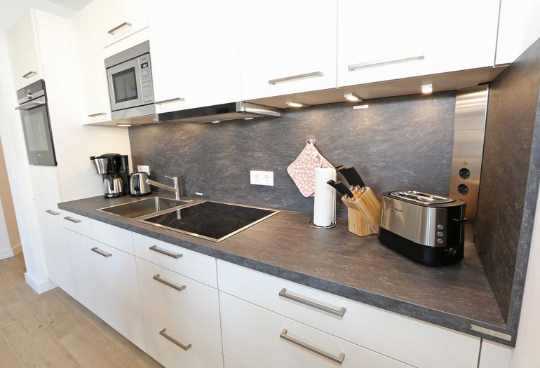 Küchenzeile mit Kaffeemaschine Küchenzeile mit Kaffeemaschine