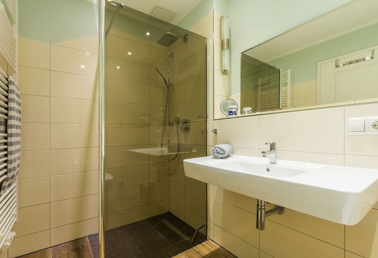 Badezimmer mit Dusche